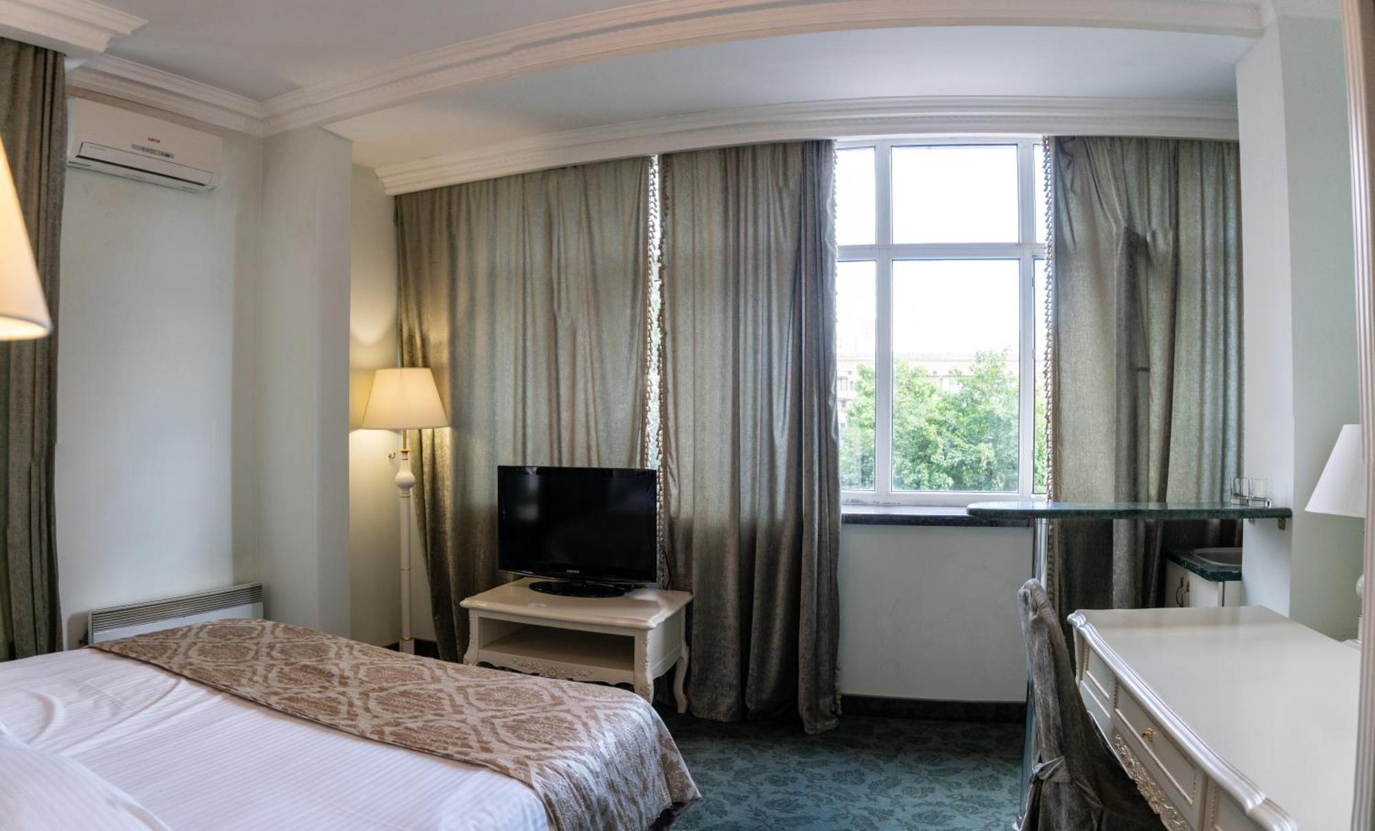 Royal City Hotel キエフ エクステリア 写真