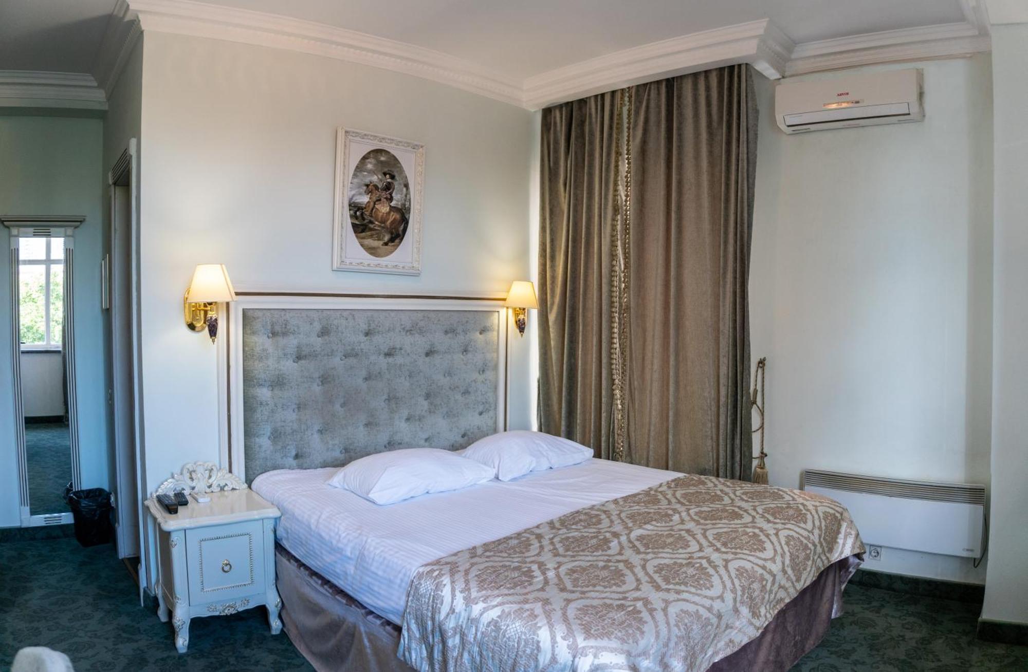 Royal City Hotel キエフ エクステリア 写真
