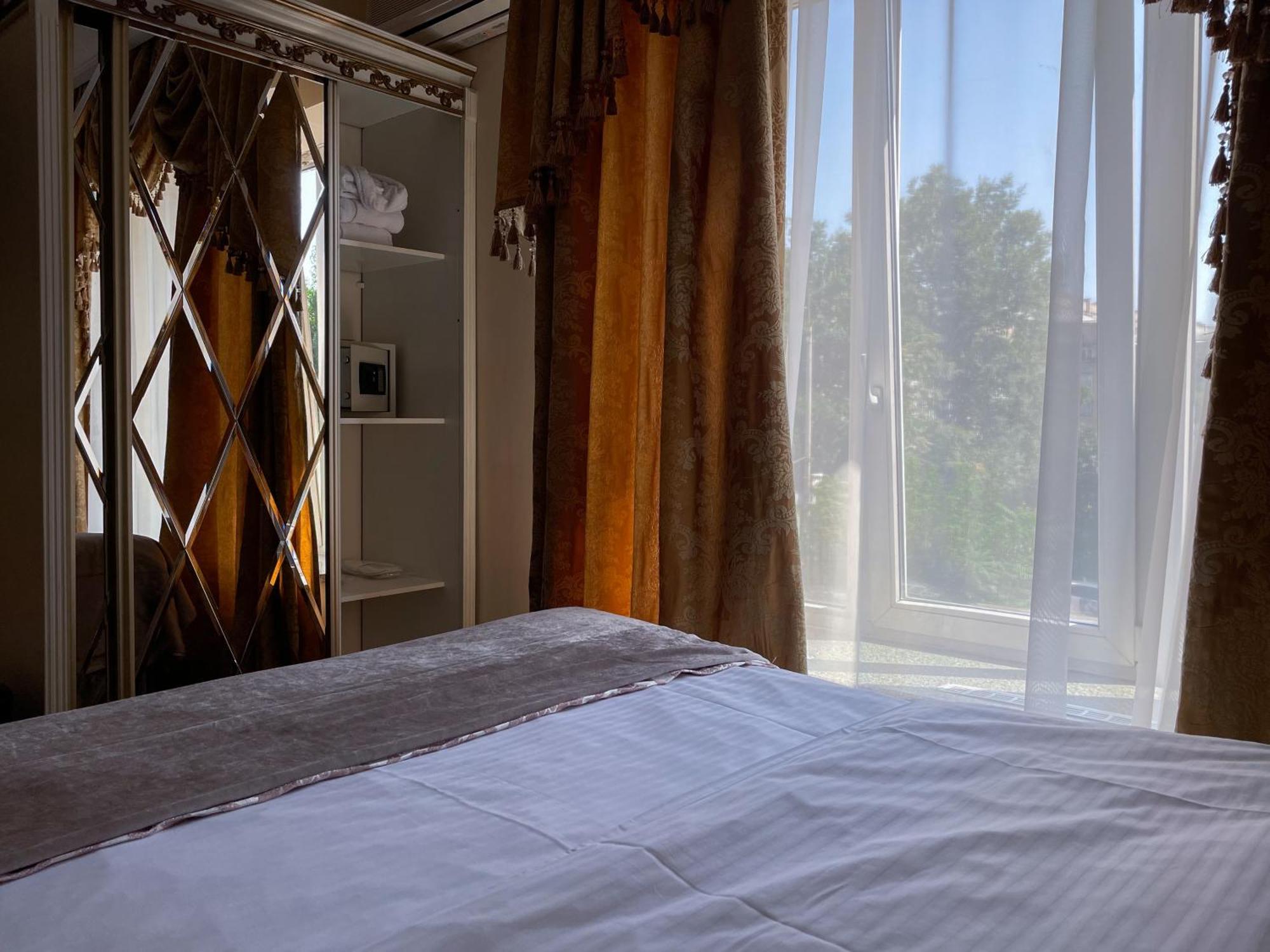Royal City Hotel キエフ エクステリア 写真